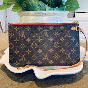 100% authentic Louis Vuitton never full wristlet